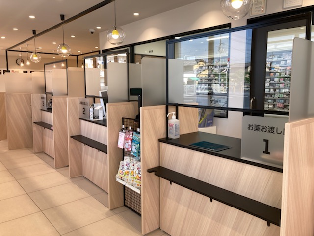 調剤薬局　築港新町店　投薬カウンター